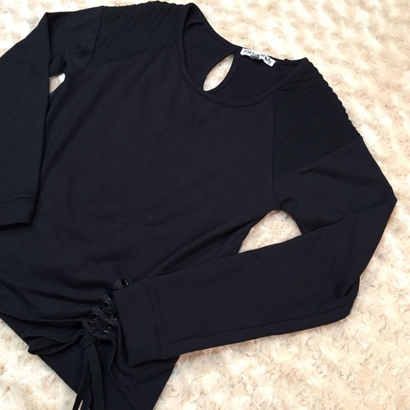 (L-16) Made For Me Blouse Black Keyhole - Picture 2 of 7